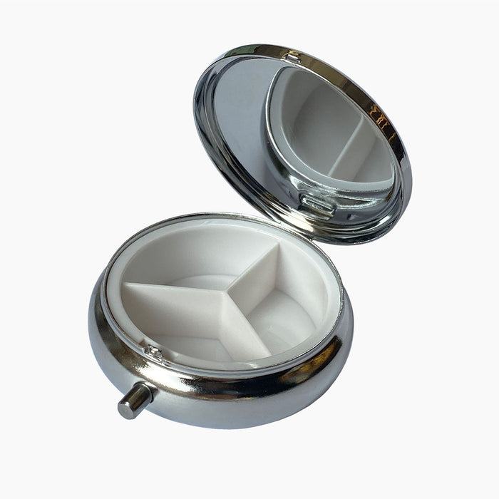 Kleine Pillen-Blechdose für die Tasche mit Fachteiler, Silber mit grünen Ampelmann-Aufdruck, Ø 5,5 cm