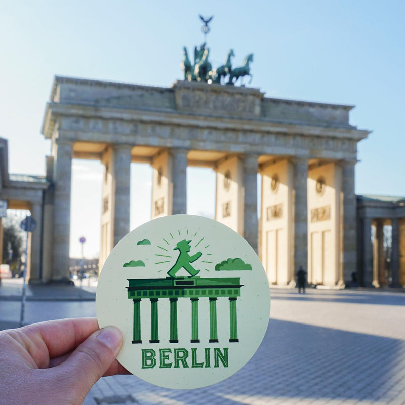 Ampelmann-WEGWEISER-Nr.15-Aufkleber-gelb-Geher-Brandenburger-Tor