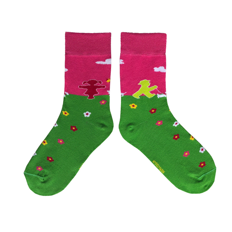 Pink-grüne Kinder-Socken mit Ampelmann & Ampelfrau auf der Blümchenwiese - guter Tragekomfort