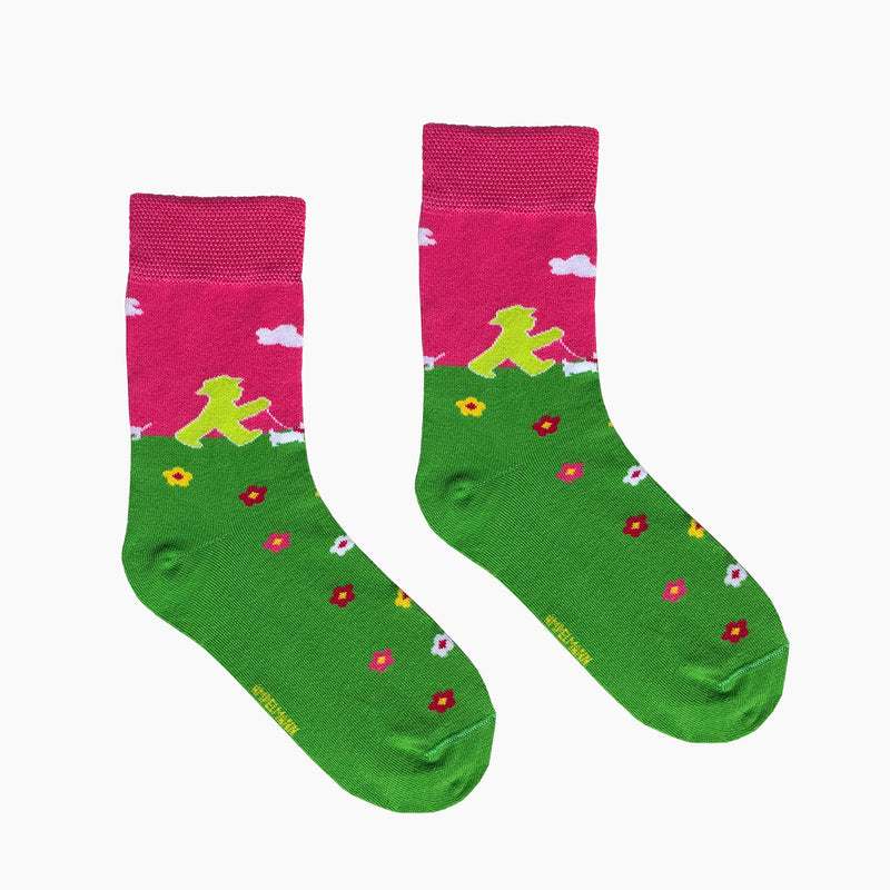 Pink-grüne Kinder-Socken mit Ampelmann & Ampelfrau auf der Blümchenwiese - guter Tragekomfort