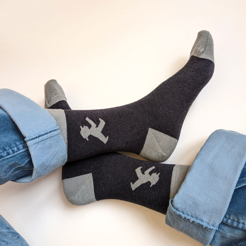 Dunkelgraue Unisex-Socken  - halbhoch - mit hellgrauem Bündchen und Ampelmännchen - gekämmte Baumwolle mit optimalen Tragekomfort