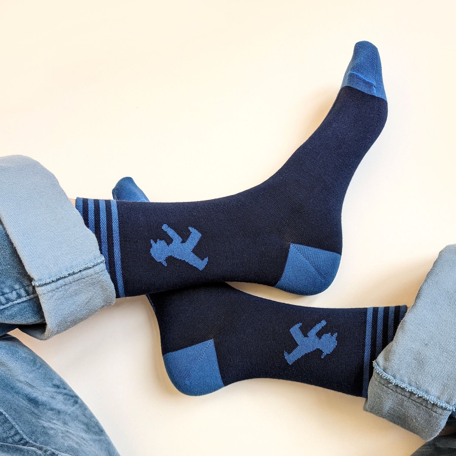 Dunkelblaue Unisex-Socken  - halbhoch - mit hellblauen Streifen und Ampelmännchen - gekämmte Baumwolle mit optimalen Tragekomfort