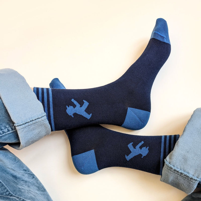 Dunkelblaue Unisex-Socken  - halbhoch - mit hellblauen Streifen und Ampelmännchen - gekämmte Baumwolle mit optimalen Tragekomfort