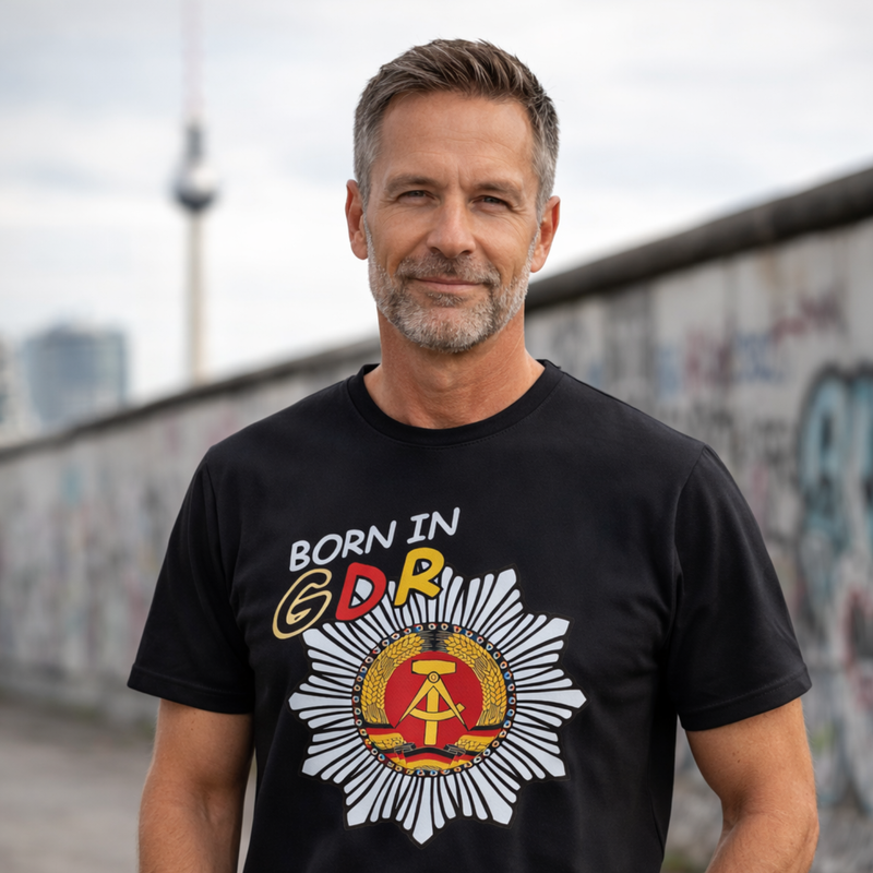 T-Shirt „Born in GDR“ – schwarzes Baumwollshirt mit farbigem Aufdruck - Unisex