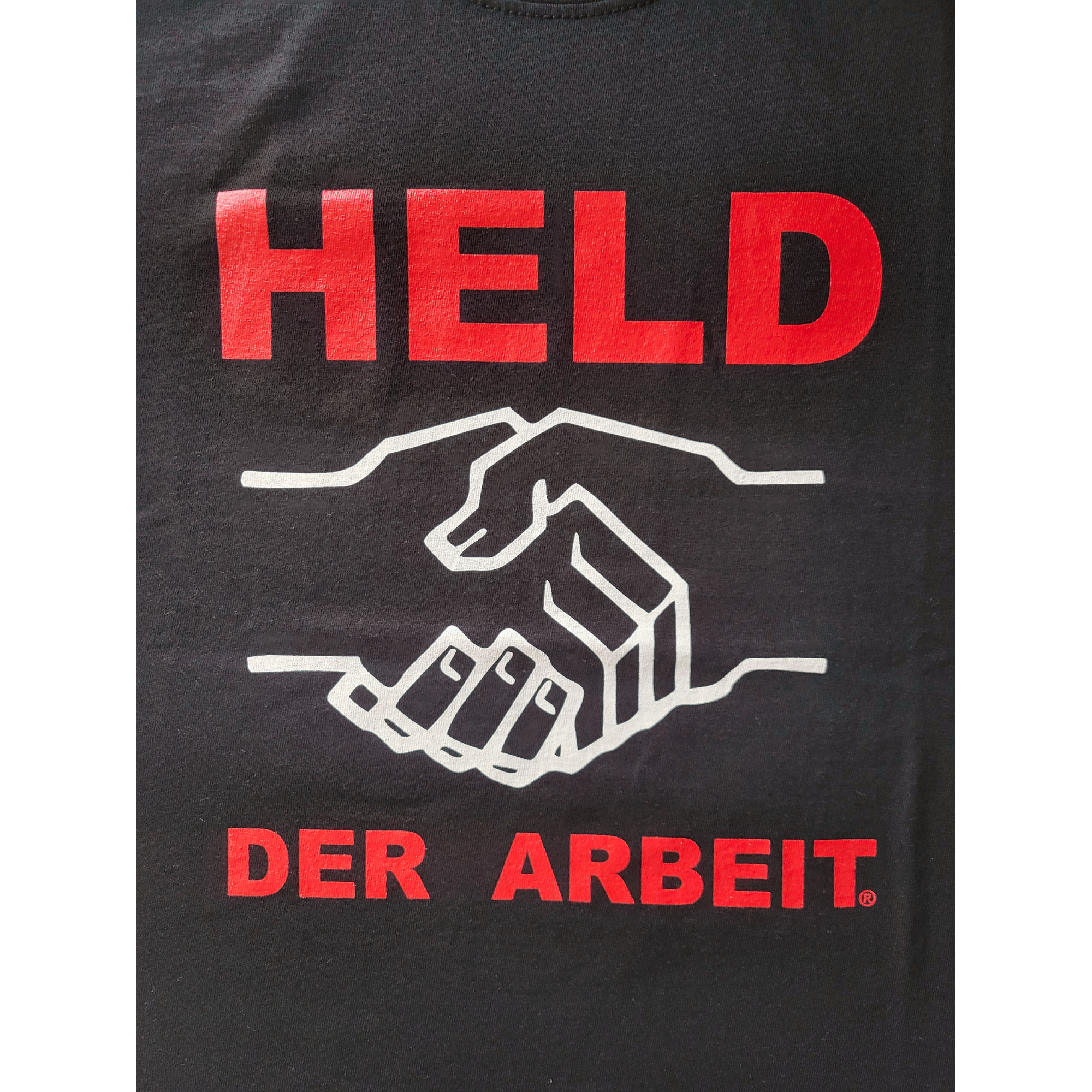 Held der Arbeit – Schwarzes T-Shirt mit farbigem Logo-Aufdruck - klassischer Unisex-Schnitt 100 % Baumwolle