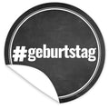 Aufkleber-geburtstag-weisse-Schrift-auf-schwarzem-Tafelboard