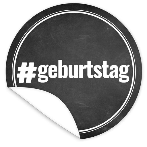 Aufkleber-geburtstag-weisse-Schrift-auf-schwarzem-Tafelboard