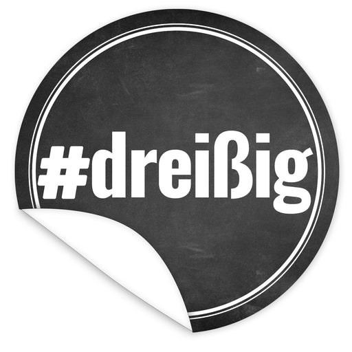 Aufkleber-dreissig-weisse-Schrift-auf-schwarzem-Tafelboard