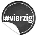 Aufkleber-vierzig-weisse-Schrift-auf-schwarzem-Tafelboard