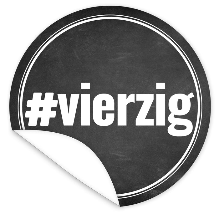 Aufkleber-vierzig-weisse-Schrift-auf-schwarzem-Tafelboard