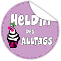Aufkleber-Heldin-des-Alltags-lila-mit-Cupcake