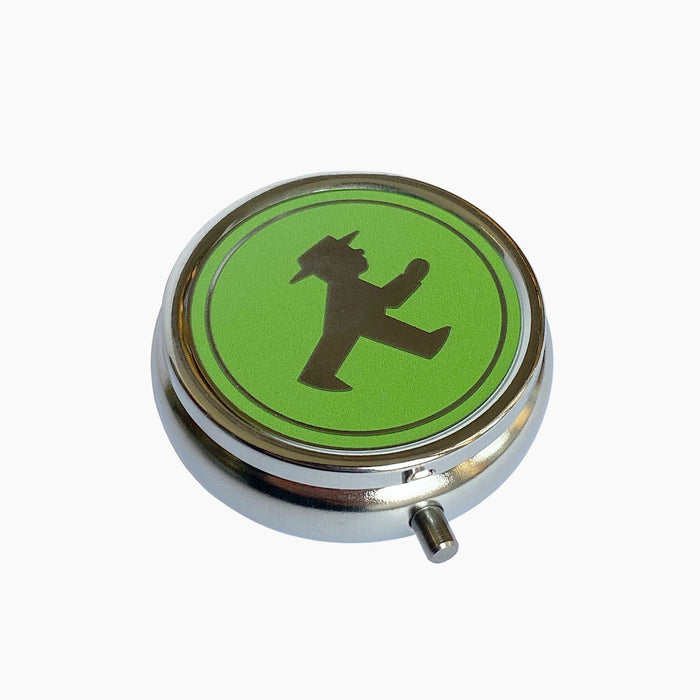 Kleine Pillen-Blechdose für die Tasche mit Fachteiler, Silber mit grünen Ampelmann-Aufdruck, Ø 5,5 cm