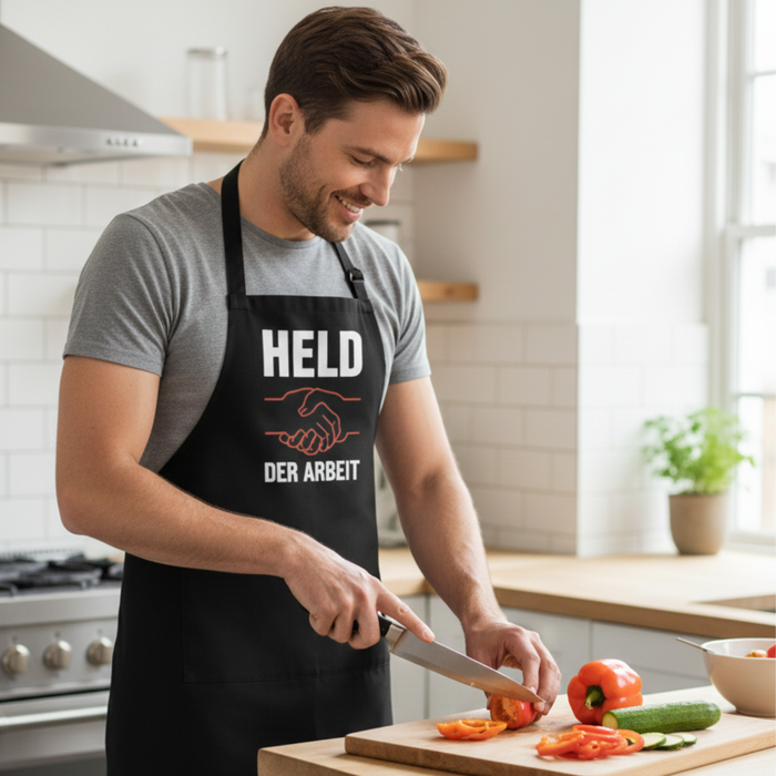 Koch- & Grillschürze „Held der Arbeit“, schwarz, 70×100 cm, Twill-Gewebe, mit zwei Taschen