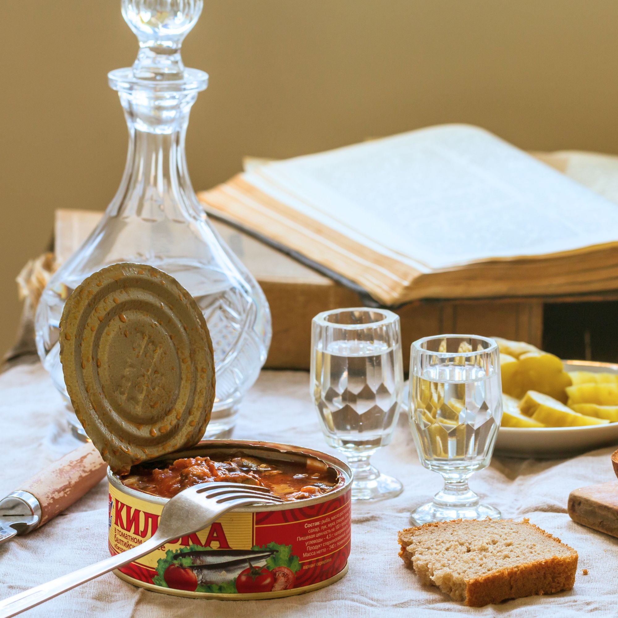 DOVGAN Kilka Sprotten in Tomatensauce – Gebratene ganze Sprotten - Ostsee-Fanggebiet FAO 27IIId 240 g