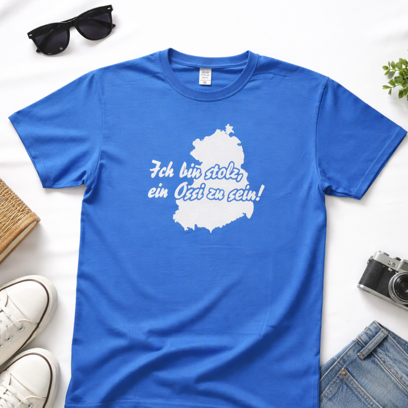 T-Shirt "Ich bin stolz, ein Ossi zu sein!" in leuchtend blau - 100% Baumwolle - Unisex - gerader Schnitt