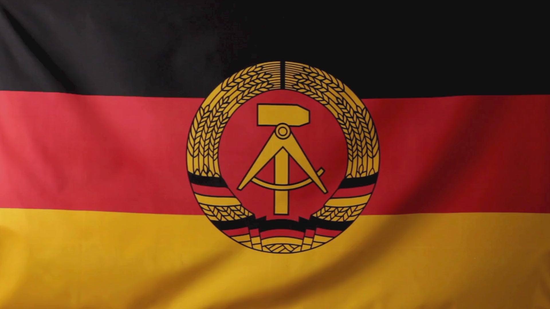 Robuste DDR-Fahne 90x150 cm mit seitlichem Saum inkl. 2 Metall-Ösen zur Befestigung – wetterfest & detailgetreu