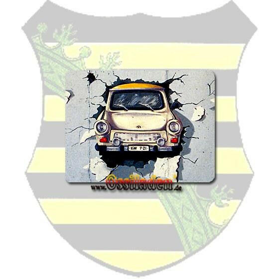 Blechpostkarte - Trabant durch Mauer