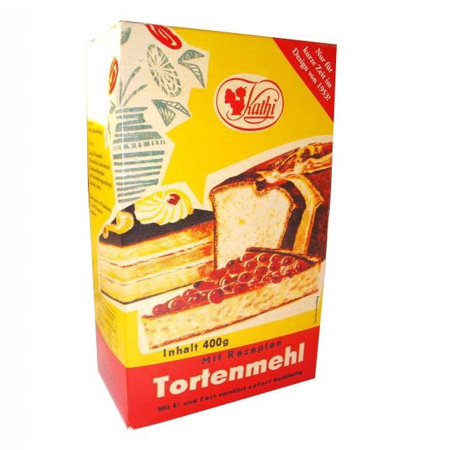 Kathi Tortenmehl NostalgiePackung,"<b>Kathi Tortenmehl im Retro-Design</b><br><br>Kein anderes Produkt ist so eng mit der KATHI-Geschichte verbunden wie das Tortenmehl. 1953 von Kaethe Thiele, der Firmengründerin und Mutter des jetzigen Inhabers, Rainer T